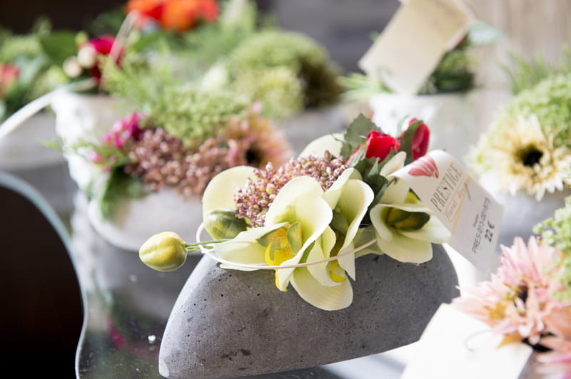 Ronde betonnen steen  met witte bloemen op